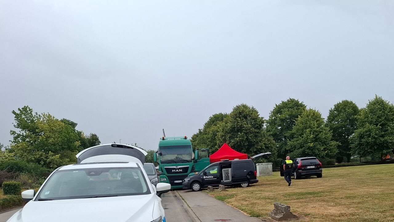 Overleden man aangetroffen in vrachtwagen op industrieterrein in Maasmechelen
