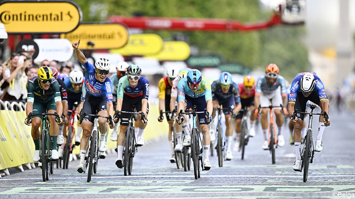 VIDEO - Een beklijvende laatste rechte lijn op de Champs-Elysées: Van der Poel houdt nipt stand voor Philipsen