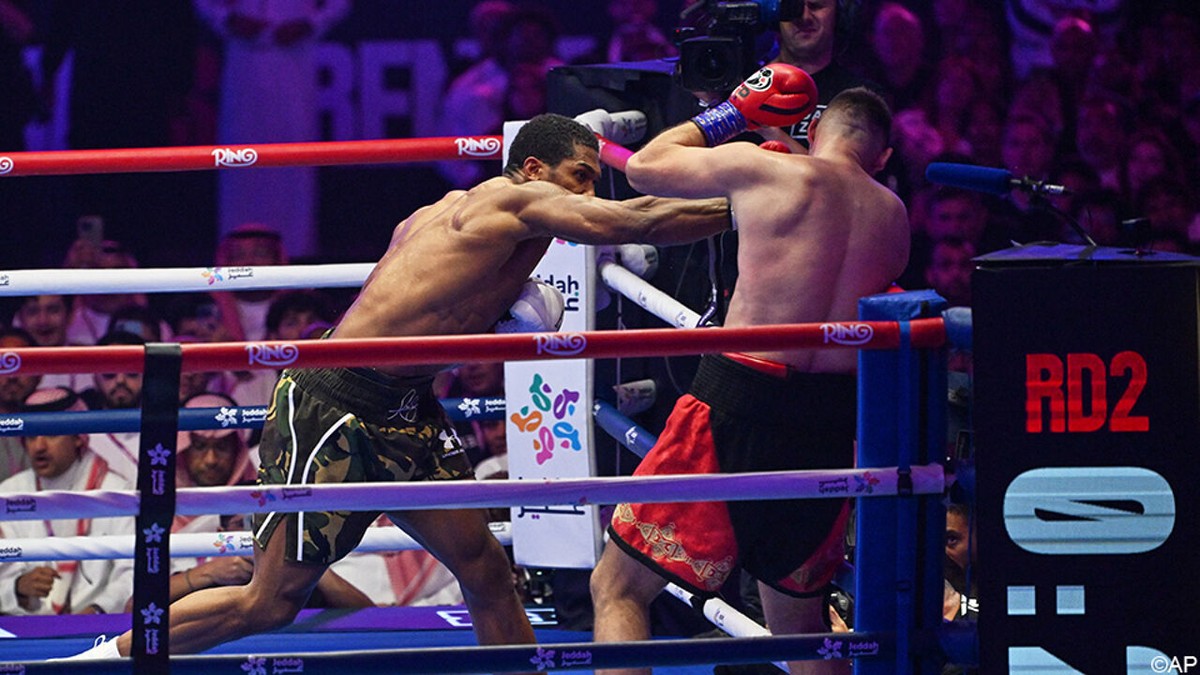 VIDEO - Met een loeiharde knock-out: Anthony Joshua wint zijn eerste bokskamp na dodelijk auto-ongeval
