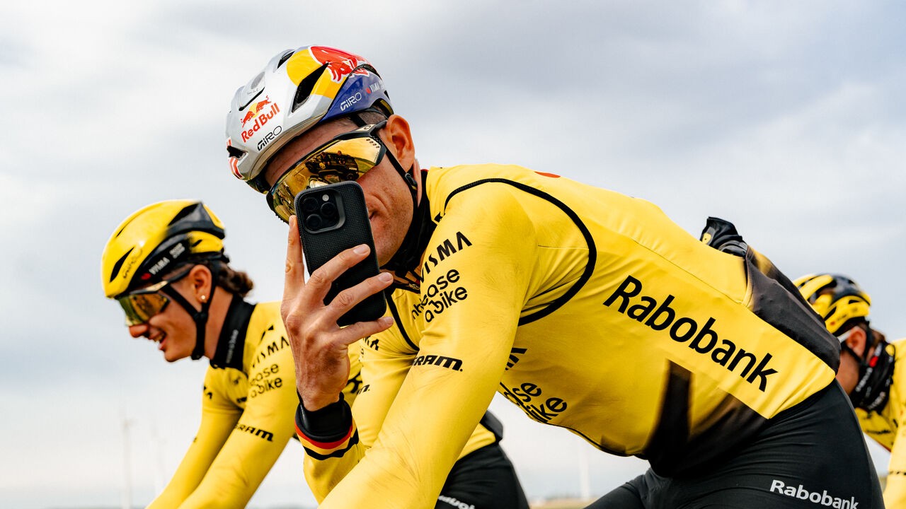 Bellen met Wout van Aert: waarom de wielrenner zijn eigen gsm-abonnementen lanceert