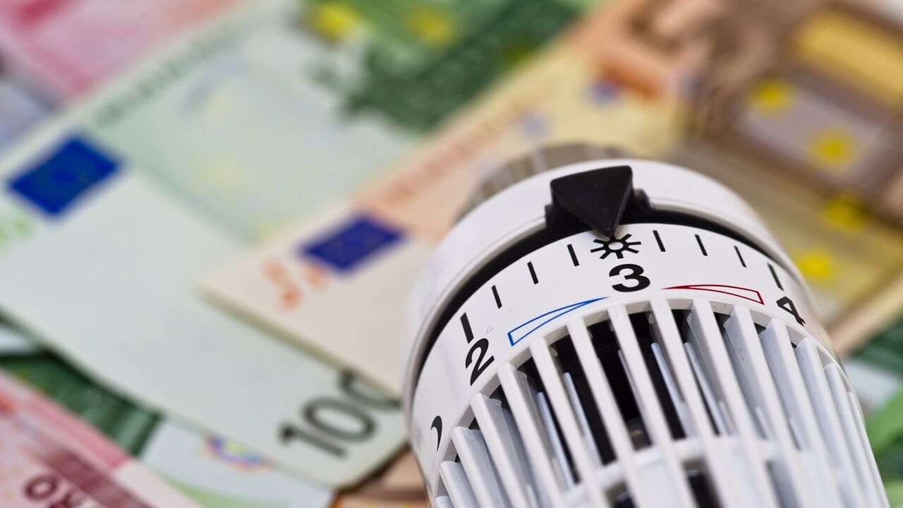 Gas en elektriciteit kosten vandaag ruim 900 euro meer dan in maart, blijkt uit onderzoek van VRT NWS