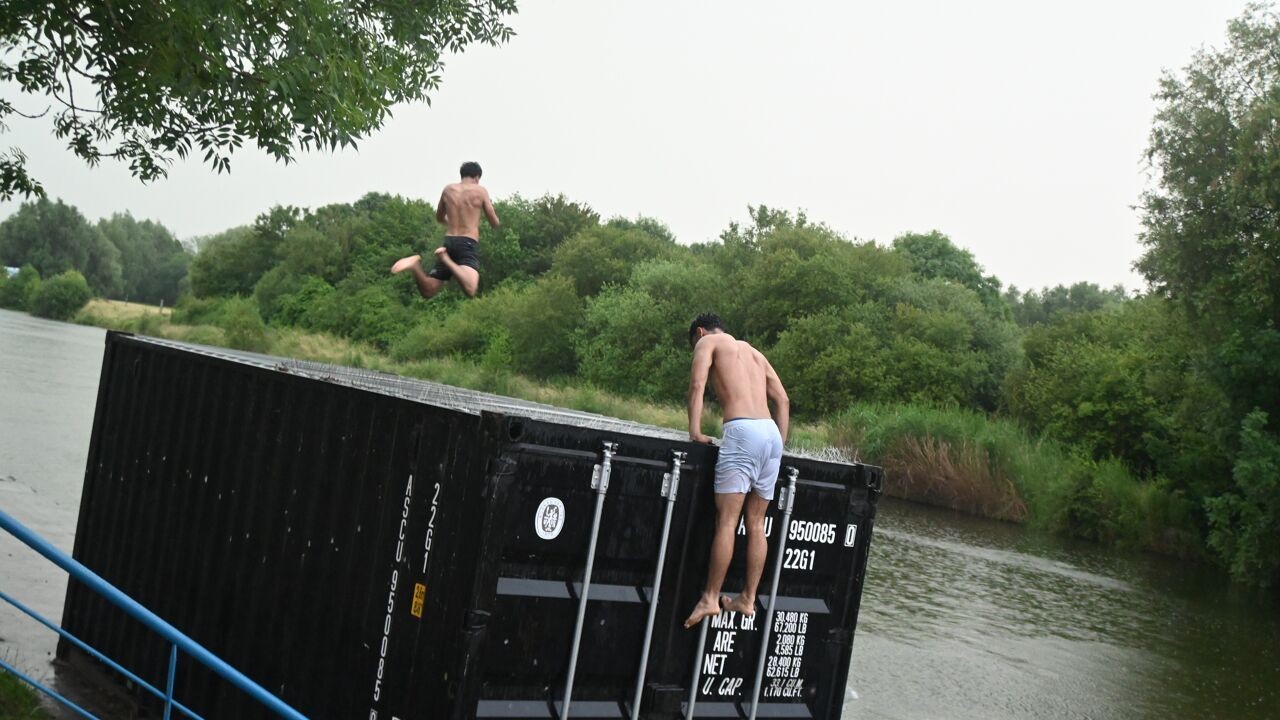 Politie Menen neemt kleren in beslag van zwemmers in verboden Leiearm: "Zonder kleren moeten ze wel uit het water komen"