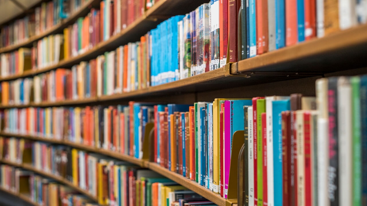 Boekensector trekt met campagne aan de alarmbel: AI-bedrijven gebruiken boeken zonder toestemming