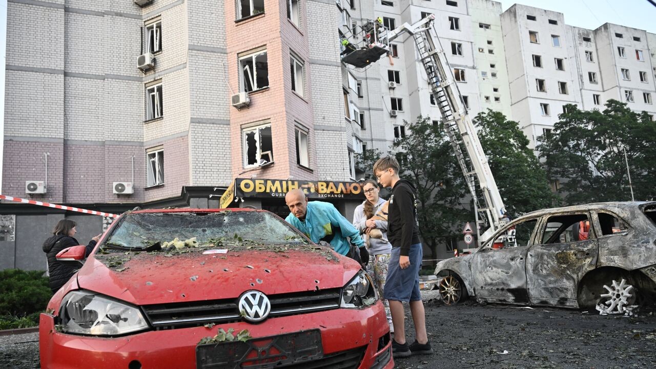 Negen doden bij nieuw bombardement op Kiev, duizenden betogers eisen dat Fedorov weer defensieminister wordt