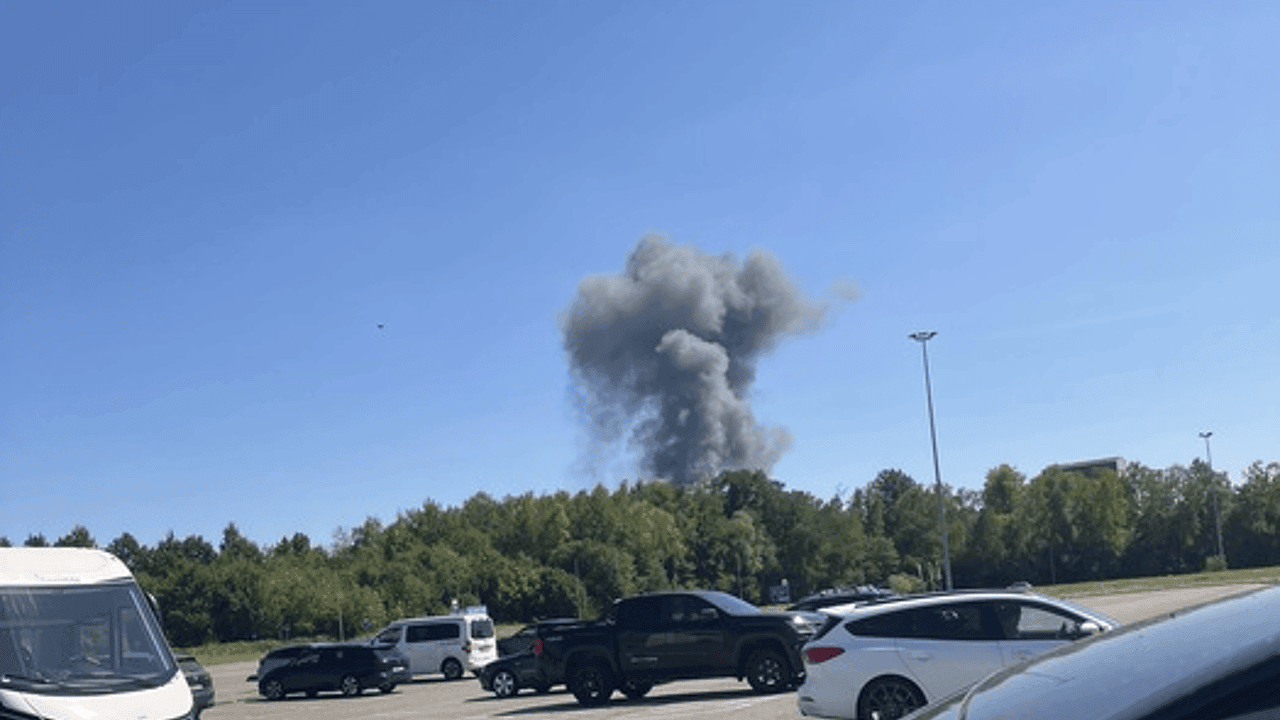 Zware brand in loods in Maasmechelen: politie vraagt omwonenden ramen en deuren gesloten te houden