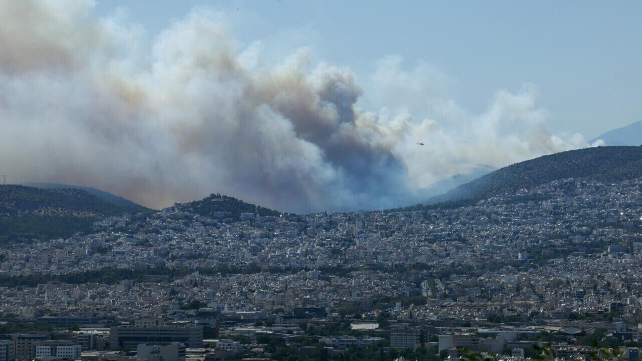 Kustgemeenten rond Athene bedreigd door opflakkerende natuurbranden