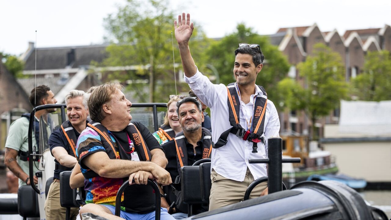 Nederlandse premier Rob Jetten vaart mee op Canal Pride Amsterdam: "Liefde is liefde, wees lekker jezelf"