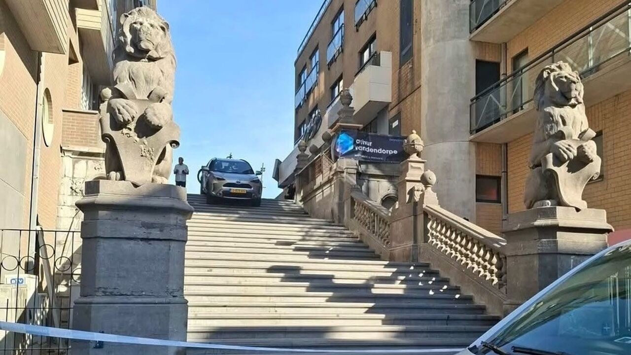 Verstrooide Nederlander rijdt per ongeluk van statige Kerkstraattrap in Blankenberge