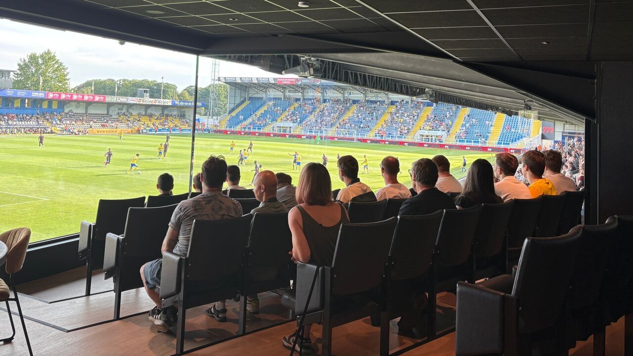 Weg met barstende hoofdpijn: supporters KVC Westerlo testen nieuwe prikkelarme tribune