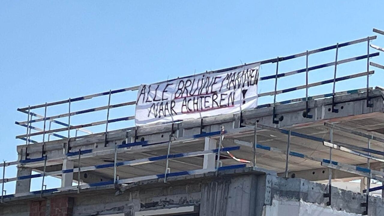 "Dit is gewoon racisme": spandoek aan E40 in Gent met verwijzing naar uitspraak Sophie Straat veroorzaakt ophef