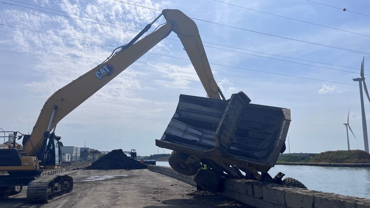 Arbeider belandt met machine in Albertkanaal in Genk: "Met mijn voeten heb ik hem boven water gehouden"