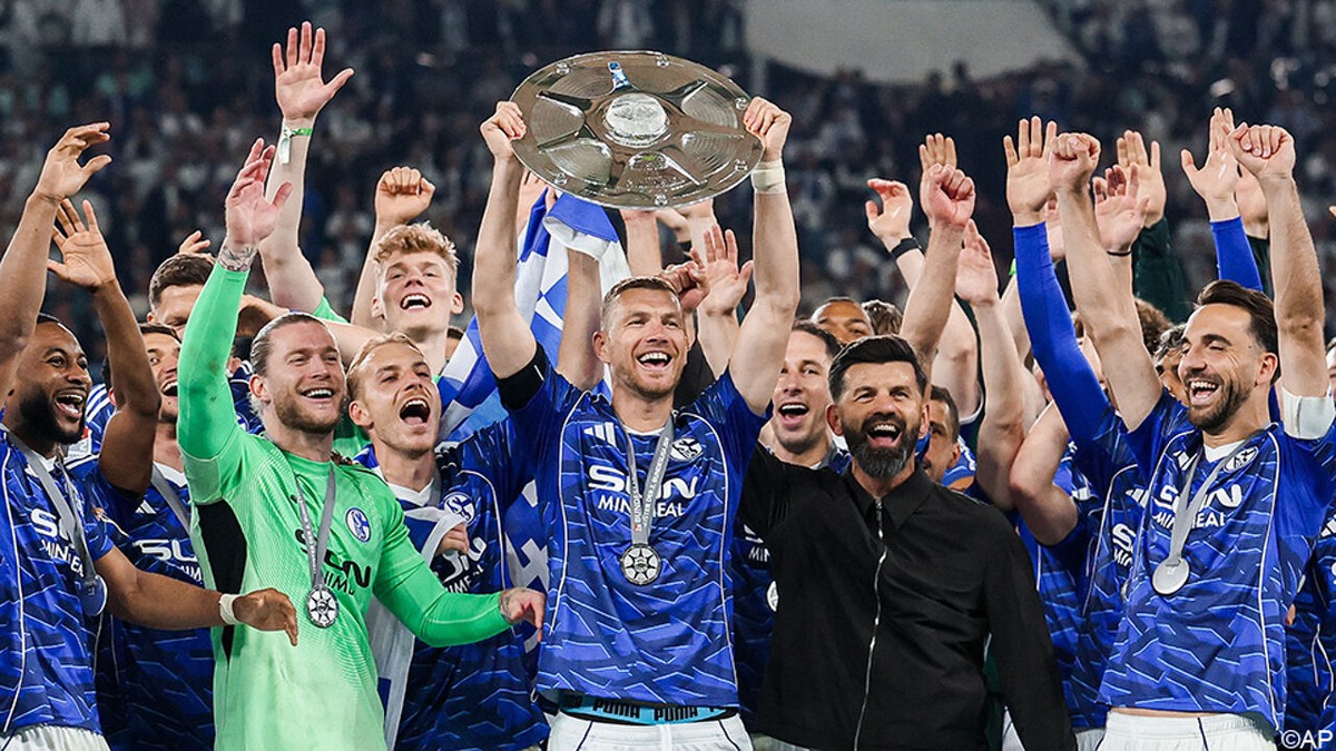Oud, maar nog niet versleten: Edin Dzeko (40) blijft bij Schalke 04 en gaat mee de Bundesliga in