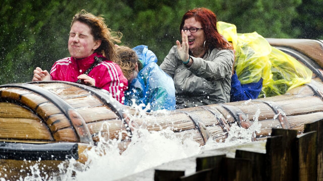 Bezoeker Walibi Holland verliest deel van vinger in waterattractie: gekneld tussen boot en vaargeul