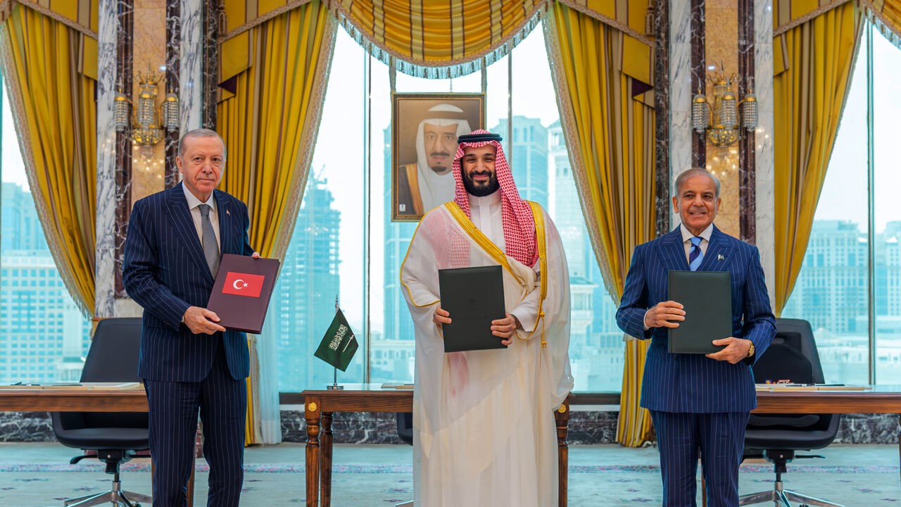 Turkije, Saudi-Arabië en Pakistan ondertekenen nieuw defensieakkoord: "Aanval tegen een is aanval tegen allen"