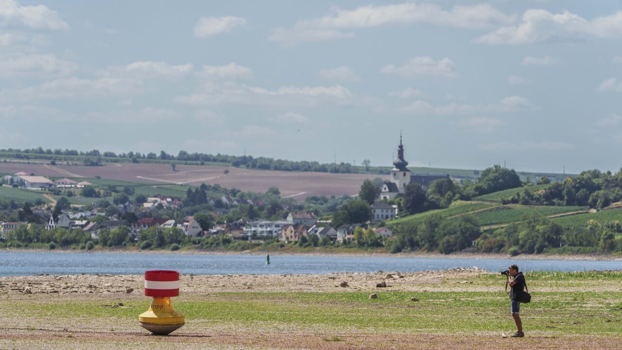 Waterstanden op de Rijn in Duitsland dalen tot historisch dieptepunt