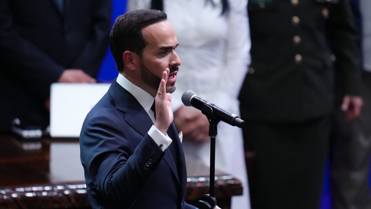 Abelardo de la Espriella legt eed af als nieuwe president van Colombia na uiterst gepolariseerde machtsoverdracht