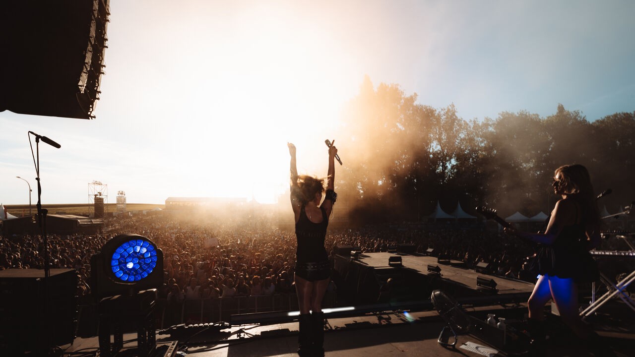 "Ook al zingt ze in het Nederlands, er is toch een klik": Waalse media enthousiast over Pommelien Thijs op Ronquières-festival