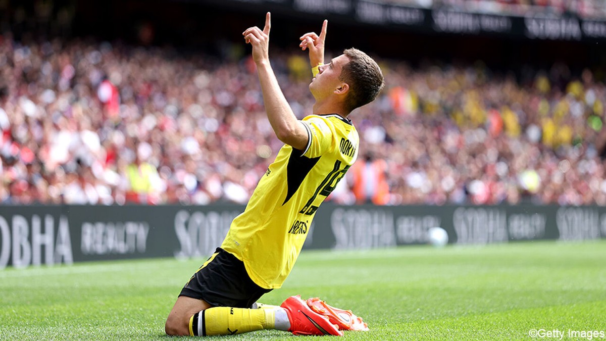 Debuut door de grote poort: Kos Karetsas opent zijn rekening voor Dortmund met penseelstreek tegen Arsenal