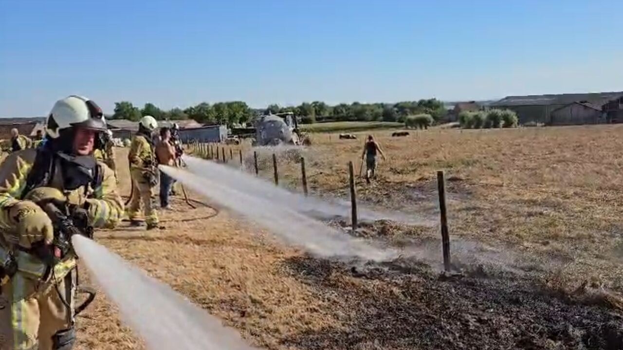 Brandweer rukt uit voor weidebrand in Nieuwkerke, boer helpt blussen met beerkar