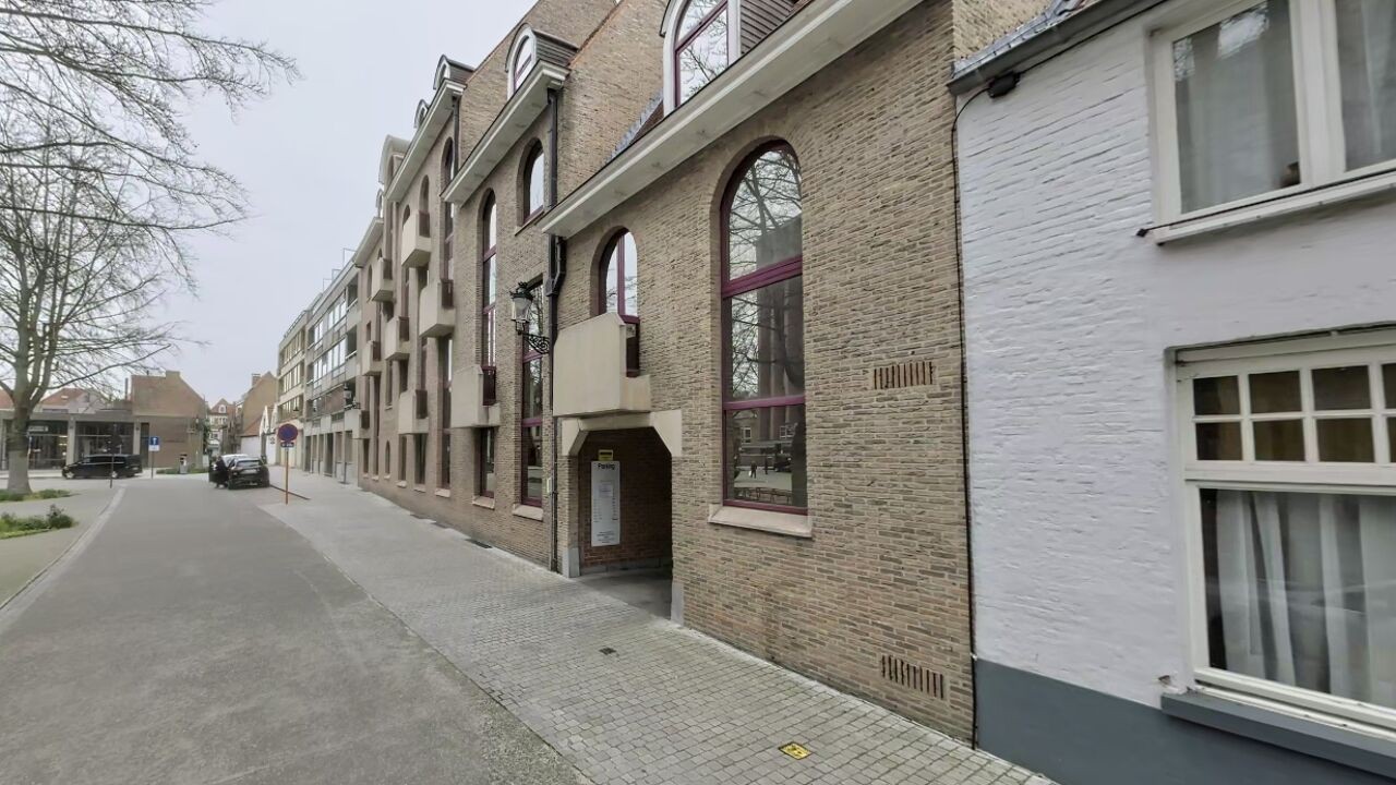 Vrouw (27) valt in regenput van 5 meter nadat ze was buitengesloten uit haar huis in Brugge