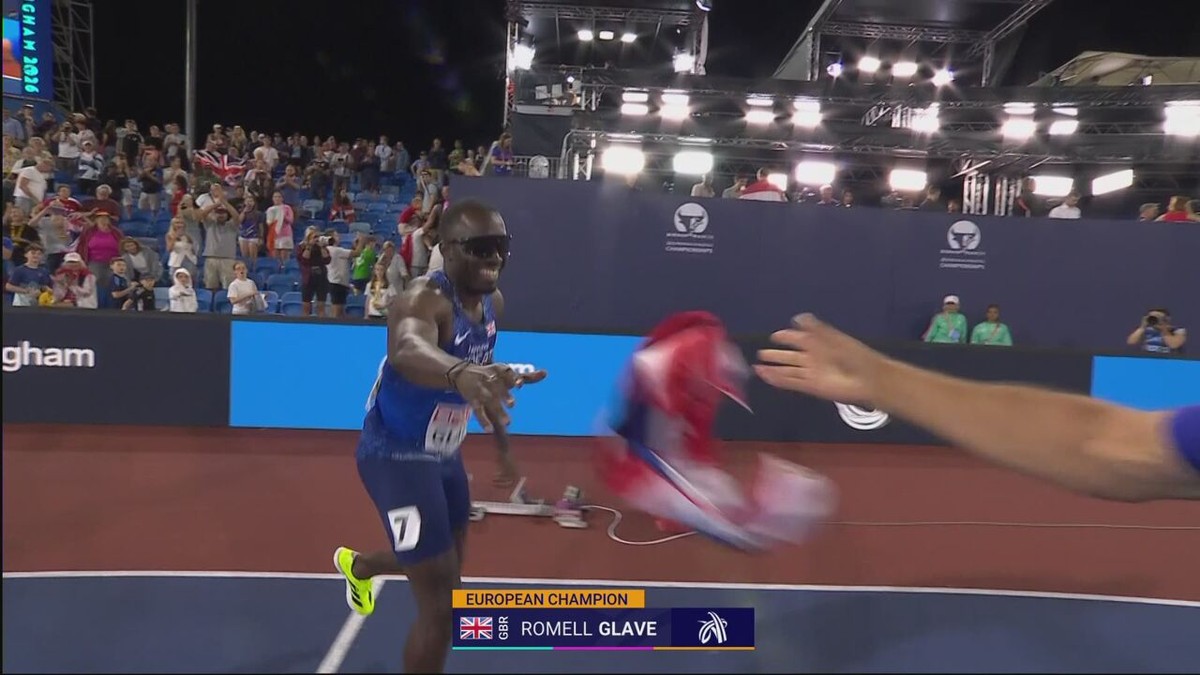 VIDEO - Simon Verherstraeten kan door kramp niet doorlopen in de finale van de 100 meter, Glave pakt het goud