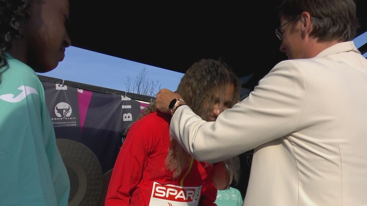 VIDEO - Tia Hellebaut hangt brons rond de nek van Delphine Nkansa