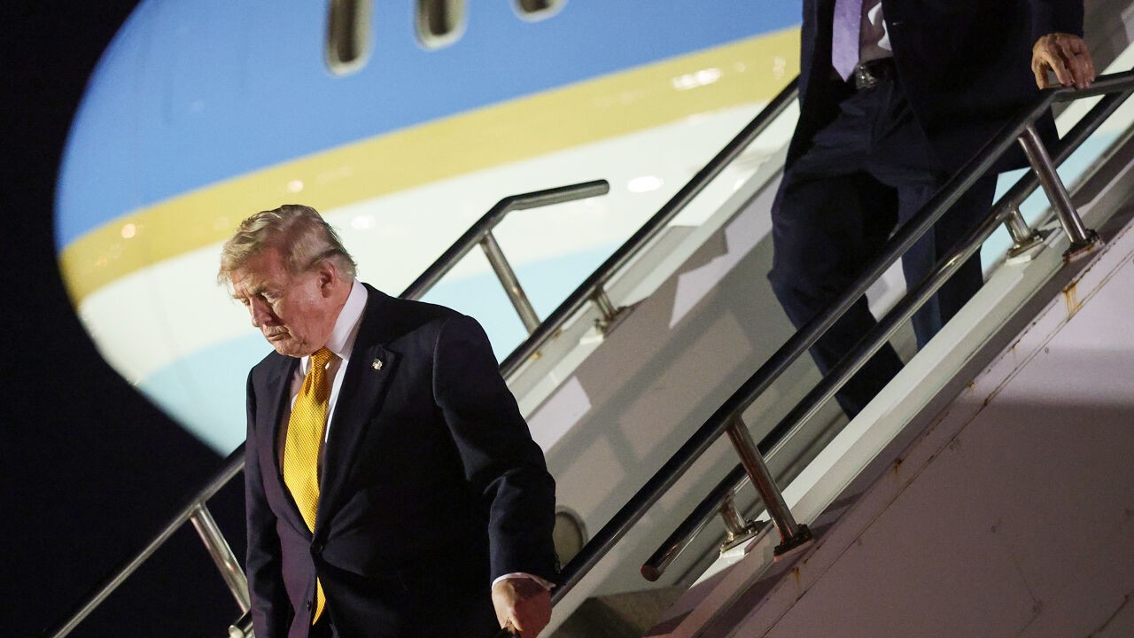 Trump bevestigt dat hij van vliegtuig wisselde na NAVO-top in Turkije wegens mogelijke dreiging
