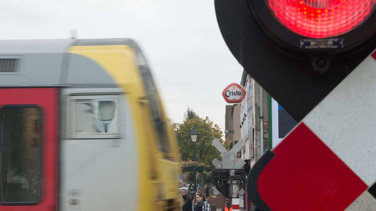 Vrachtwagen negeert rode lichten bij spoorwegoverweg in Leopoldsburg: "Levensgevaarlijk en onverantwoord"