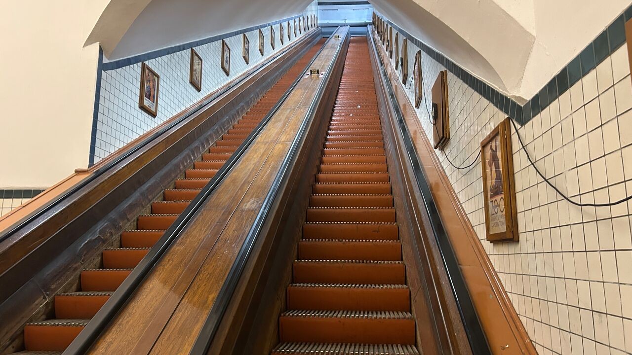 Antwerpse voetgangerstunnel wordt decor voor Britse serie: "Nergens in ons land nog zulke oude roltrappen"