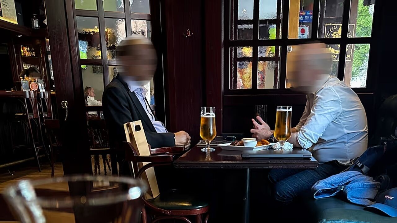 Zweedse veiligheidsdienst betrapt Russische spionagecel tijdens geheime ontmoeting in café in Stockholm