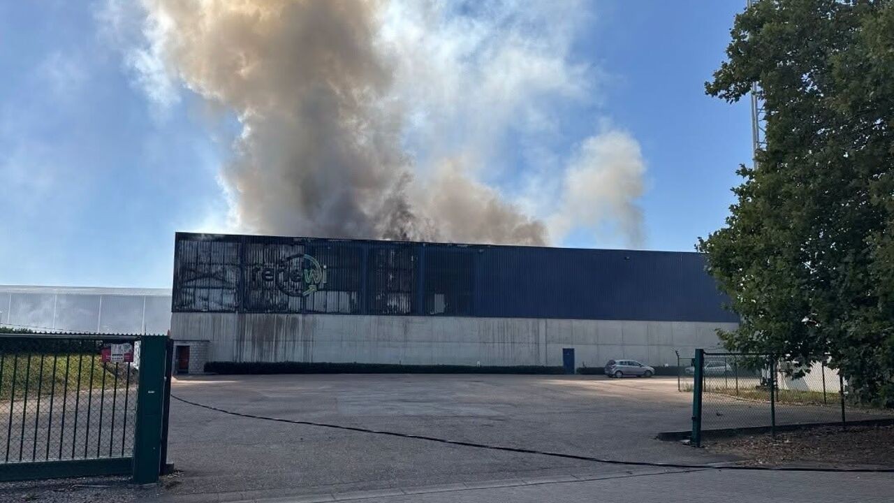Grote brand bij afvalverwerkingsbedrijf Renewi in Houthalen: "Hal stond bij aankomst in lichterlaaie"
