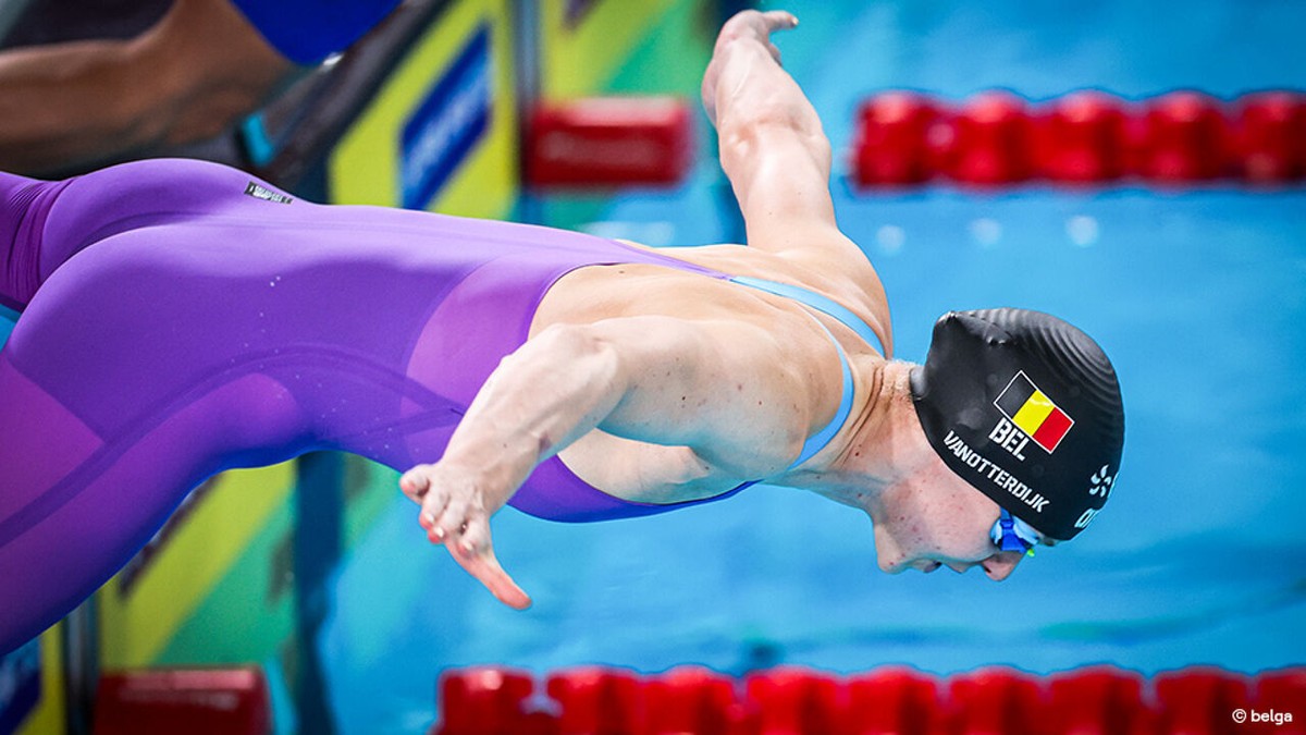 Vanotterdijk met snelste tijd naar halve finales 100m vlinder, ook Henveaux stoot door