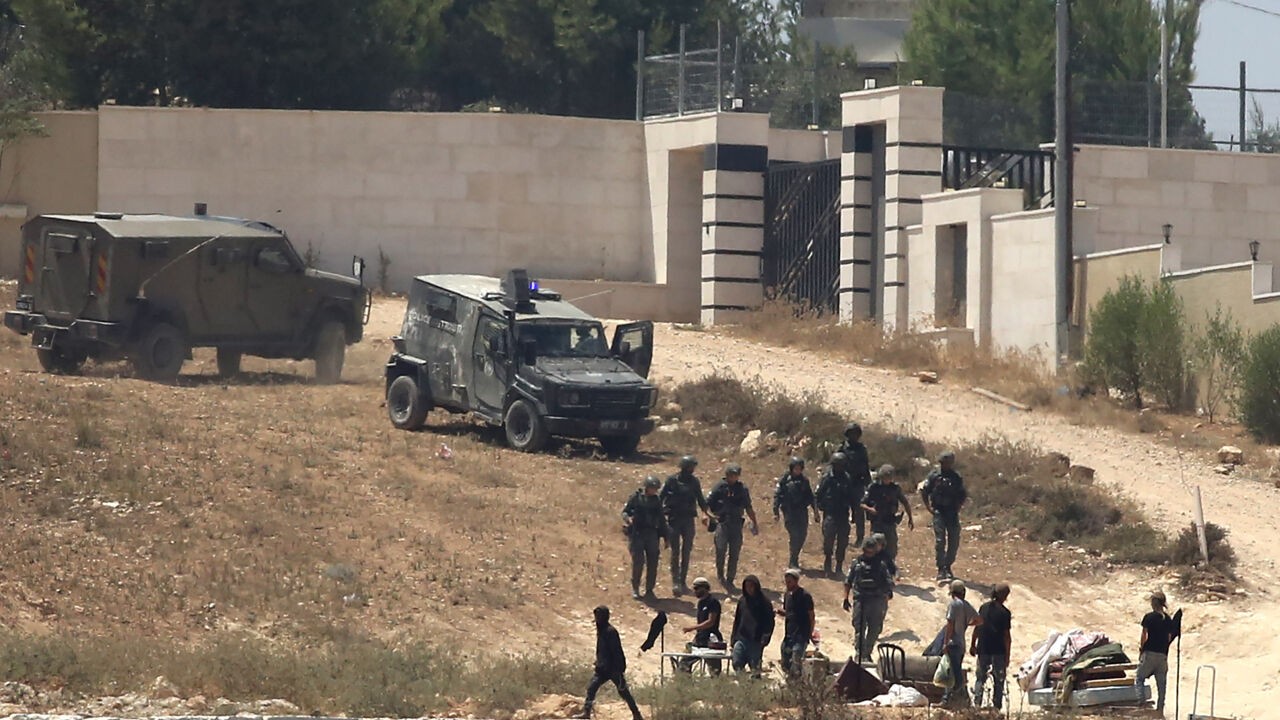 Israëlische kolonisten belegeren al dagenlang huizen van Palestijnse gezinnen: water en stroom afgesneden