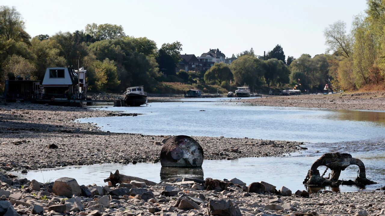 Onbevaarbare rivieren en dorre velden: satellietbeelden tonen droogte in Europa