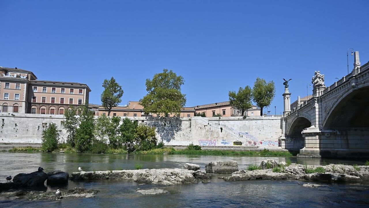 Historische Romeinse brug van keizer Nero (of beter Caligula) komt tevoorschijn door droogte in Rome