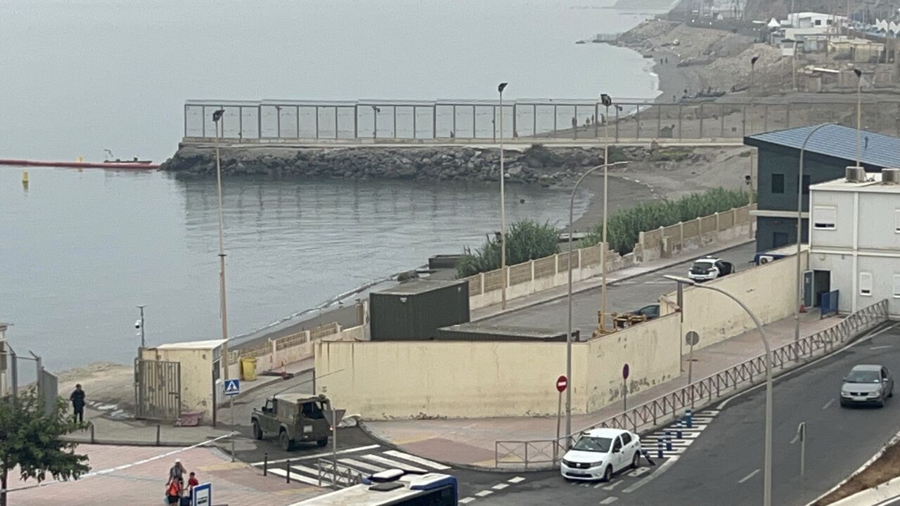 Overrompeling aan grens Marokko-Spanje bij Ceuta blijft voorlopig uit: "Heel grote politie-inzet"