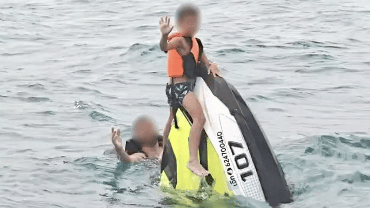 Uitgeput en bleek: Franse vader en 2 zoontjes na 16 uur op zee gered voor kust van Thailand