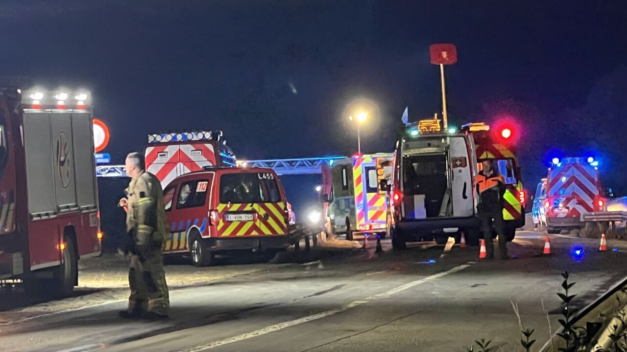 Vrouw overleden nadat auto aan brug in Nieuwpoort in de IJzer was beland