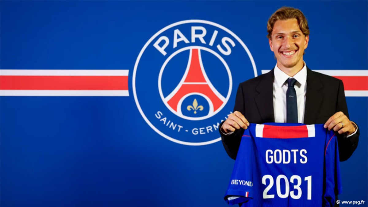 Absolute toptransfer is officieel: Mika Godts verlaat Ajax en trekt naar Champions League-winnaar PSG