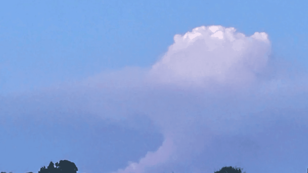 Zeldzame pyrocumulus waargenomen boven natuurbrand in de Hoge Venen