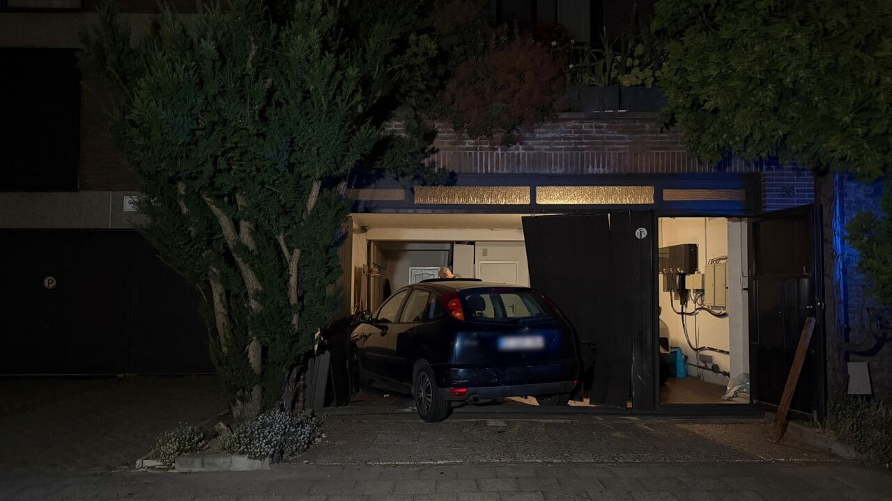 Man met contactverbod verwondt ex met mes in Mortsel en rijdt na achtervolging binnen bij familie op Linkeroever