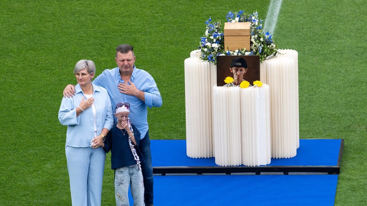 "Klein van gestalte, maar grote persoonlijkheid": 2.500 mensen nemen afscheid van Michiel Vandeweert (28) in stadion Genk
