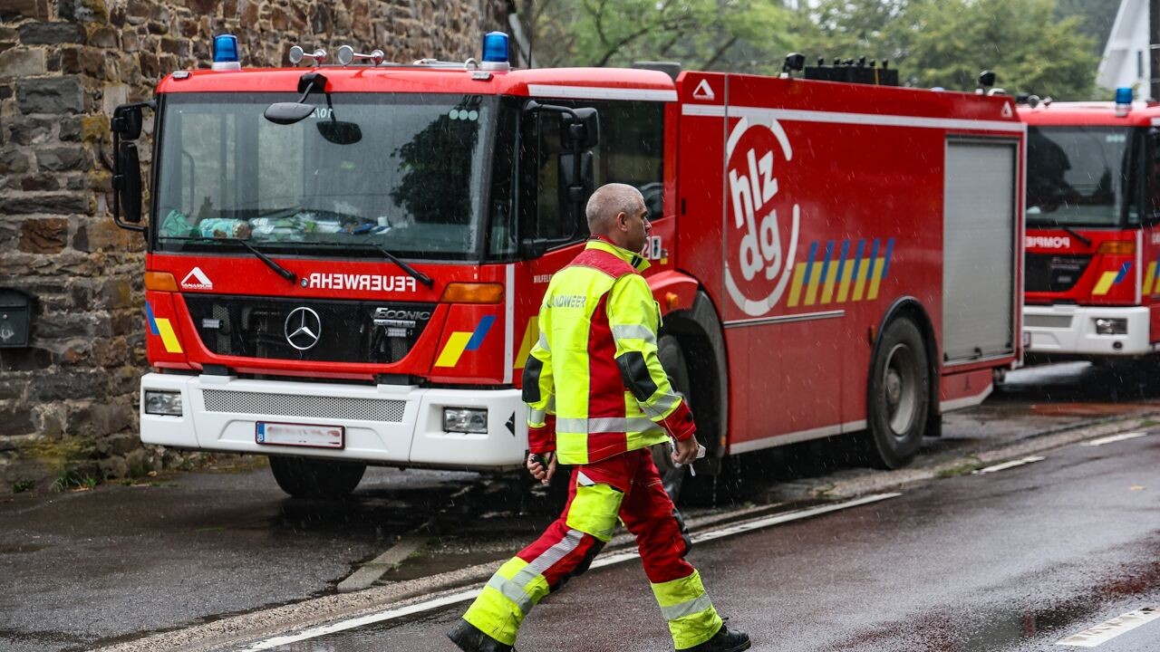 Brand breidt voorlopig niet uit, "maar zodra regen stopt, flakkert het vuur weer op"