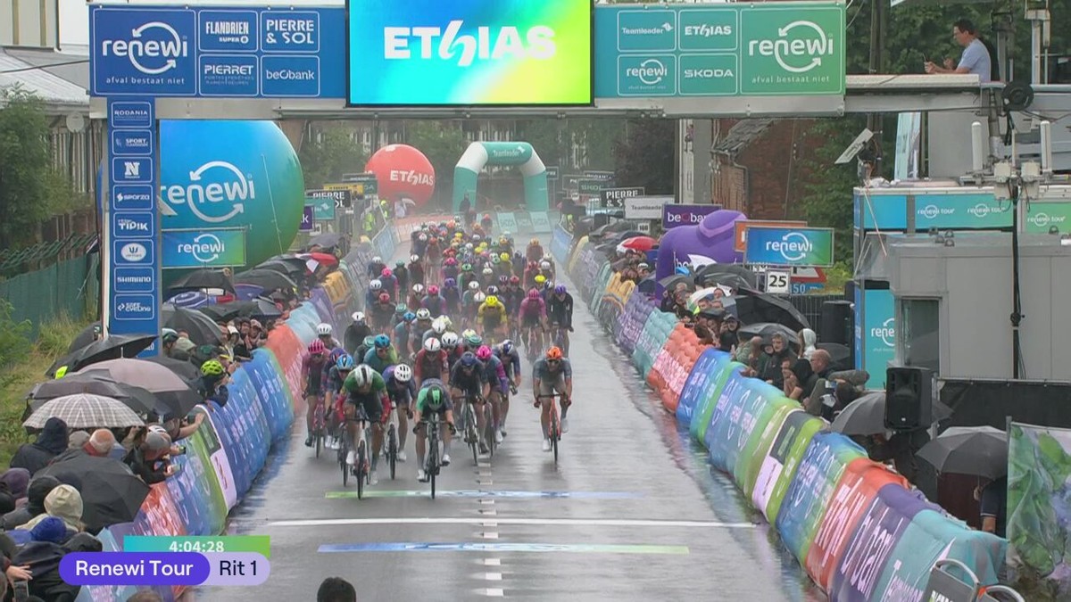 Jonathan Milan wint eerste toptreffen met sprinters in de Renewi Tour