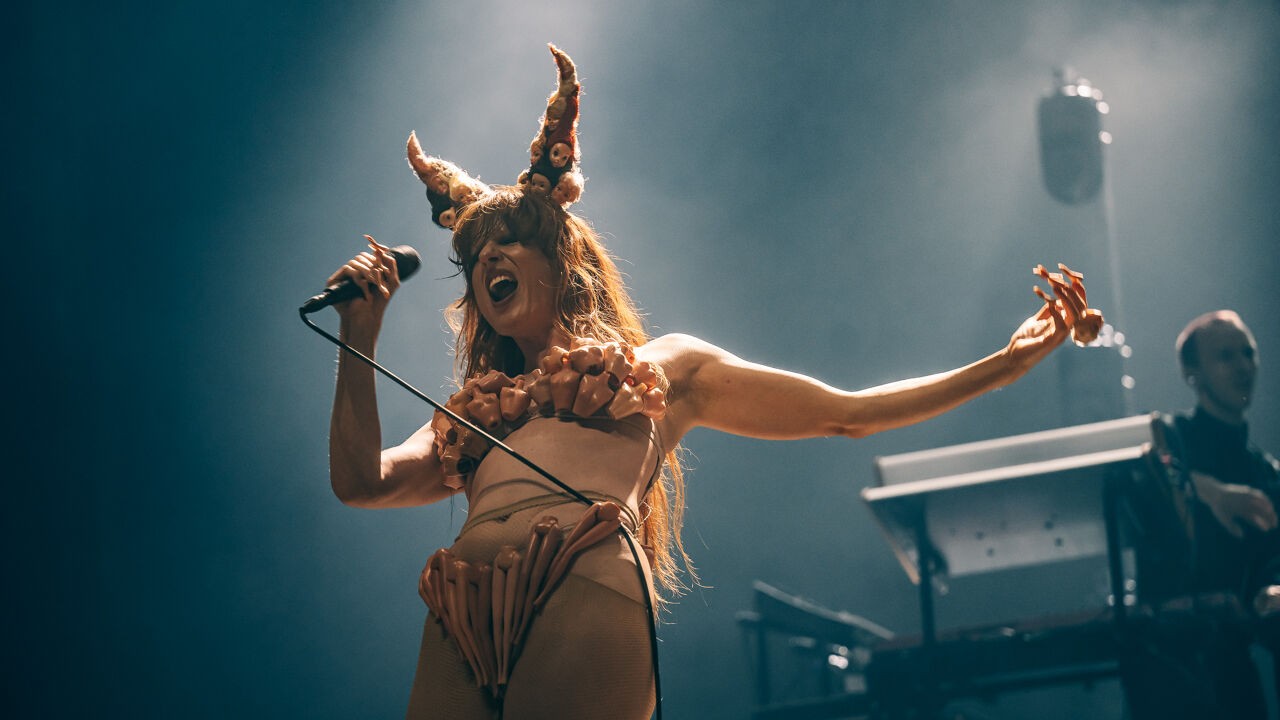 Aftellen naar Yungblud, Merol in opvallende Barbiepoppen-outfit in de armen van haar 'Mommy'