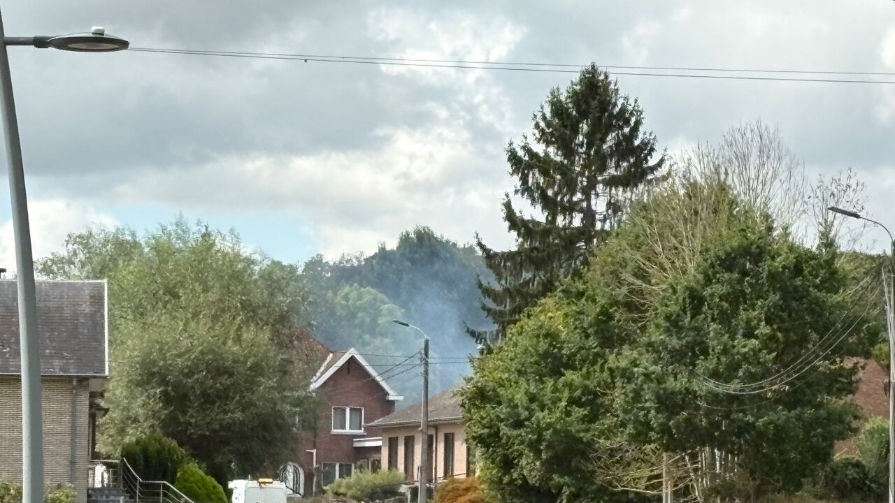 "Dit is echt zeldzaam": hoogspanningskabel knakt en valt op woning in Vlezenbeek die volledig uitbrandt