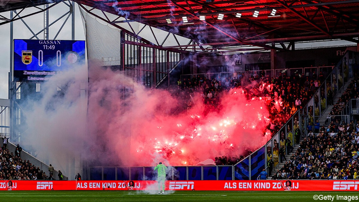 "Ik hoop dat die gasten zich schamen": match van Feyenoord halfuur gestaakt door vuurzee, die 5 Cambuur-fans verwondt