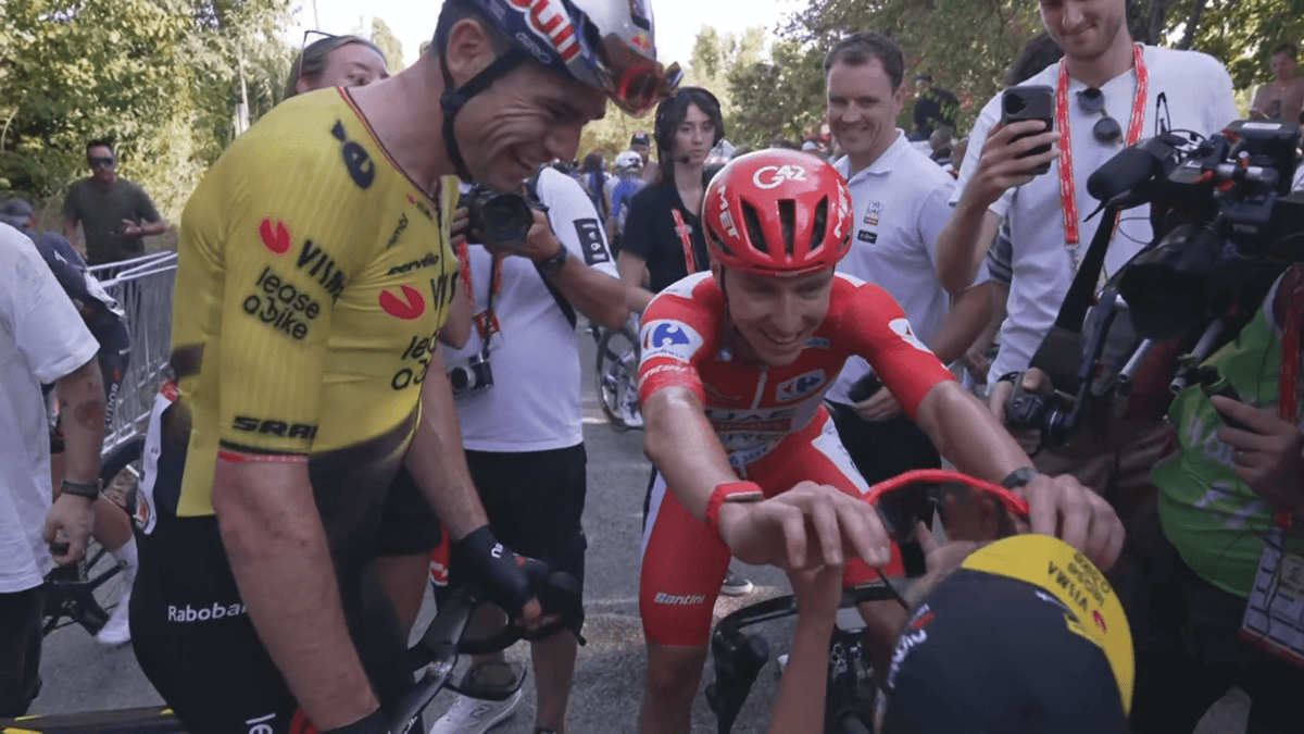 "Sorry, ik had moeten overnemen": schuldgevoel overheerst bij Pogacar, die fietsbril cadeau doet aan zoontje Van Aert
