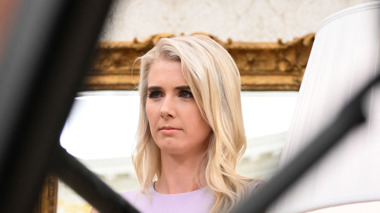 Wie is Natalie Harp, 'menselijke printer' van Trump die jaar lang zonder veiligheidsmachtiging door Witte Huis liep?