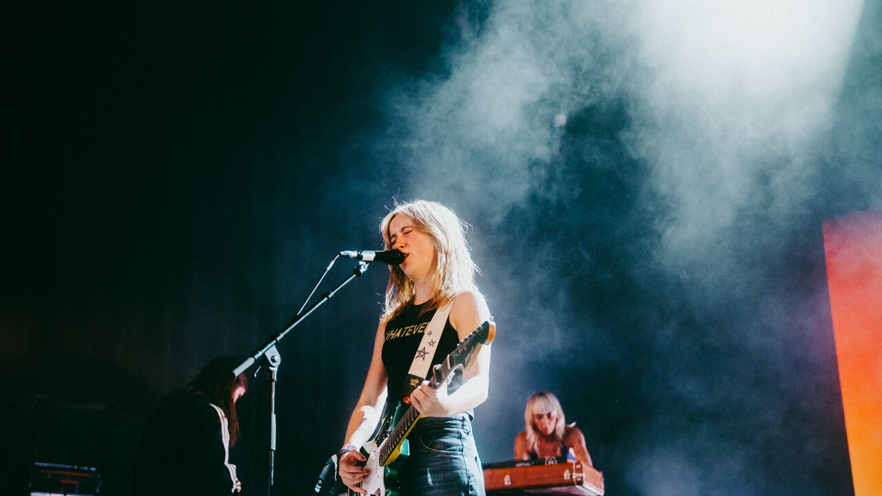 'Gewone' festivalganger ISE valt in voor zieke Violet Grohl: "2 uur geleden zat ik nog op de camping"